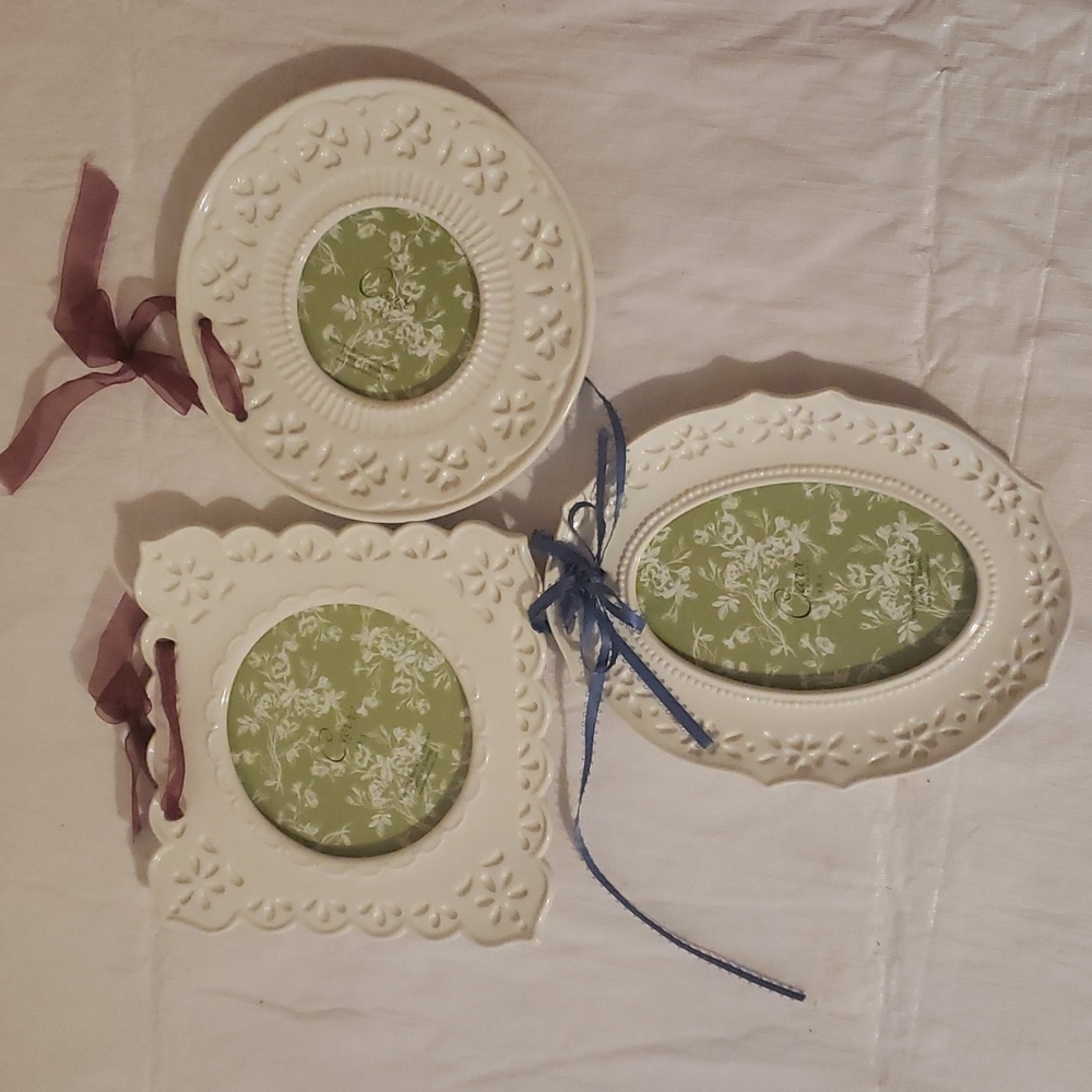 Hanging picture frames set of 3